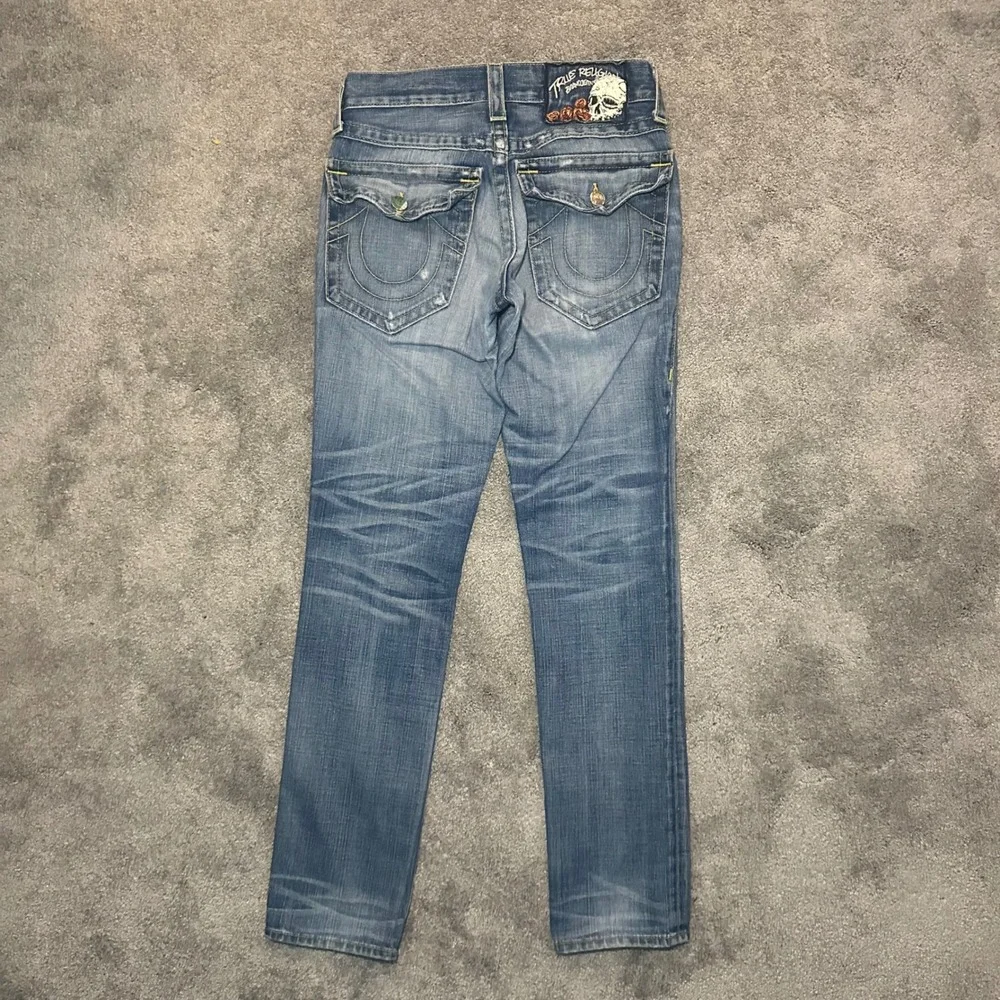 True Religion Jeans Women 26 (Fit 29x32) Blue Skull Rose Patch Slim Straight Y2K - Picture 1 of 15